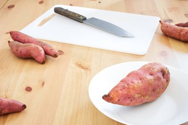 Bir kase ve bıçak mutfak plastik blokta tatlı patates