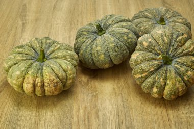 rustik ahşap arka plan ile sonbahar kabaklar çerçeve