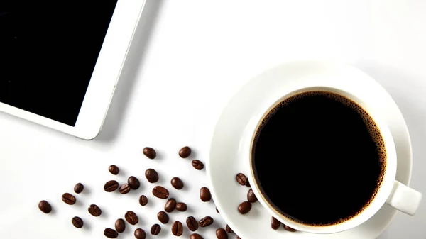 顶视图的黑咖啡和空白笔记本上白色工作区背景 — 图库照片