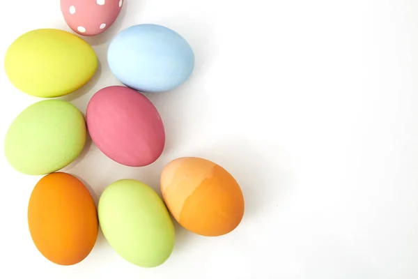 Huevos Pascua Coloridos Sobre Fondo Blanco Primer Plano Mínimo — Foto de Stock