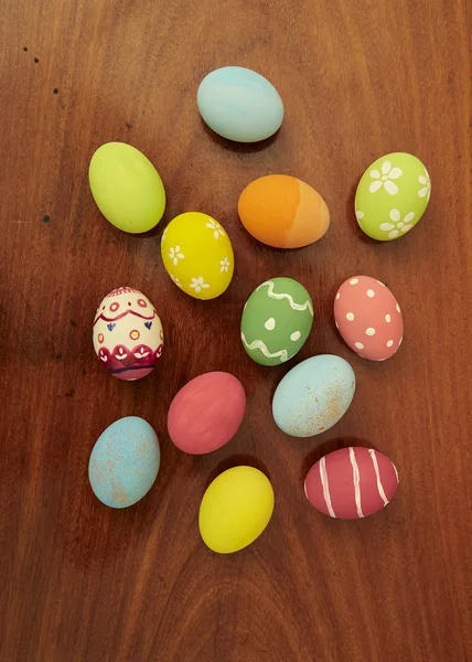 Huevos Pascua Coloridos Sobre Fondo Madera Con Espacio Para Copiar — Foto de Stock