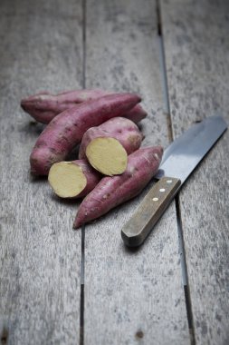 Ahşap arka planda çiğ patates