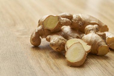 Ham zencefil kökü rustik ahşap masa arka plan üzerine dilimlenmiş