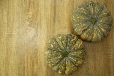 rustik ahşap arka plan ile sonbahar kabaklar çerçeve