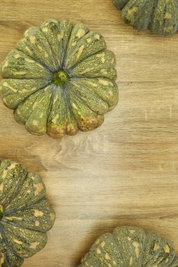 Kopya alanı ahşap bir zemin üzerine kabak sonbahar sebze. Vintage tarzı