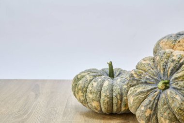 Ahşap tahta üzerinde Tay sebze yeşil kabak