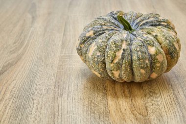 Ahşap tahta üzerinde Tay sebze yeşil kabak