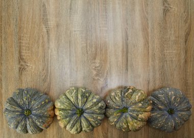 Ahşap tahta üzerinde Tay sebze yeşil kabak