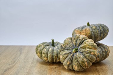 Ahşap tahta üzerinde Tay sebze yeşil kabak