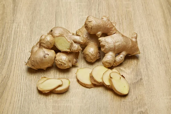 Racine Gingembre Cru Tranchée Sur Fond Table Bois Rustique — Photo