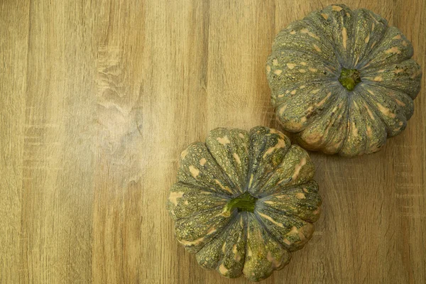 rustik ahşap arka plan ile sonbahar kabaklar çerçeve