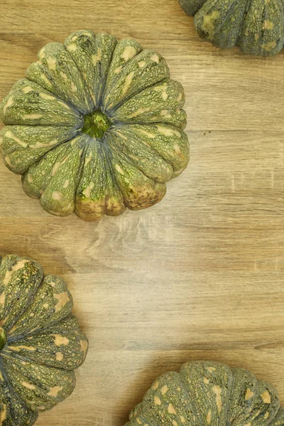 Kopya alanı ahşap bir zemin üzerine kabak sonbahar sebze. Vintage tarzı