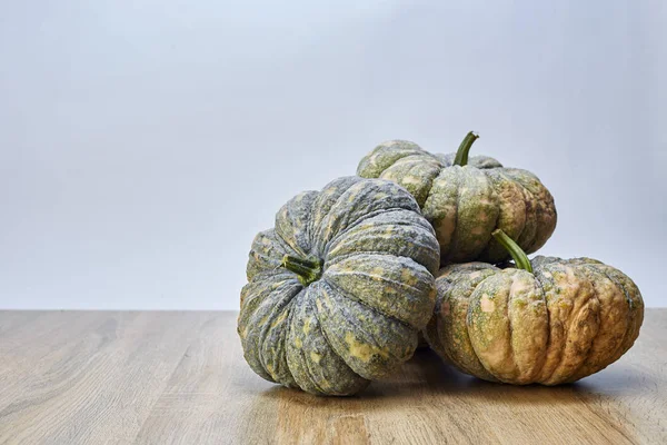 Ahşap tahta üzerinde Tay sebze yeşil kabak