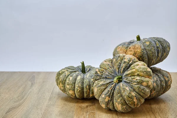 Ahşap tahta üzerinde Tay sebze yeşil kabak