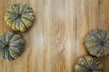 Ahşap tahta üzerinde Tay sebze yeşil kabak