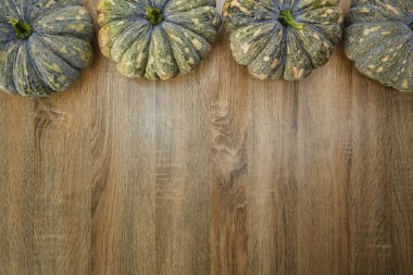 Ahşap tahta üzerinde Tay sebze yeşil kabak