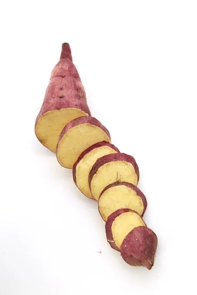 Rohe Süßkartoffeln Auf Weißem Hintergrund — Stockfoto