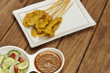 Izgara domuz eti satay fıstık sosu ve tost, Tayland gıda ile