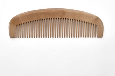 Beyaz bir arka plan üzerinde closeup kahverengi ahşap tarak