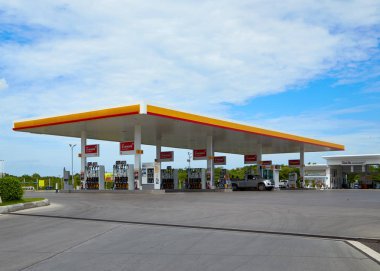 Nakhon Pathom, Thailand - Octoder 22 kabuk yakıt ve benzin istasyonu ve araba tamir tarih Octoder 22,2017: Nakhon Pathom, Thailand