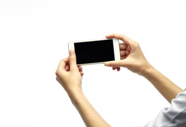 Güzel genç hippi kadın akıllı telefon kullanıyor. 