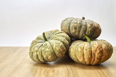 rustik ahşap arka plan ile sonbahar kabaklar çerçeve