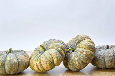 Ahşap tahta üzerinde Tay sebze yeşil kabak