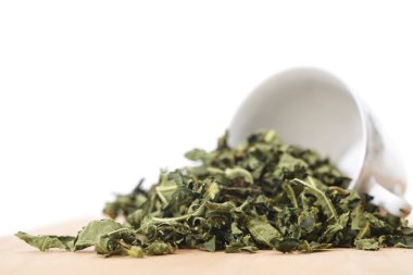 Beyaz arka plan üzerinde incir yaprağı çay ev yapımı