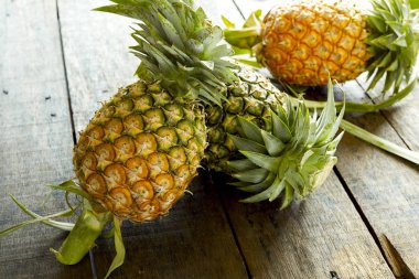 Bir organik olgun ananas bir ahşap masa arka planlar, piyasa üzerinde detay