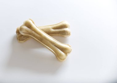 Bones köpek foof kemik kıkırdak beyaz arka plan üzerinde köpekler için düz