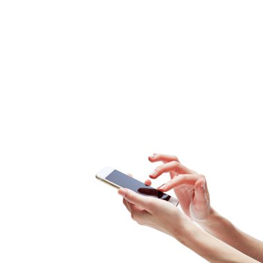 Kadın el cep telefonu izole beyaz arka plan, yakın çekim, kesme, kopyalama alanı üstünde belgili tanımlık perde üzerinde tutarak