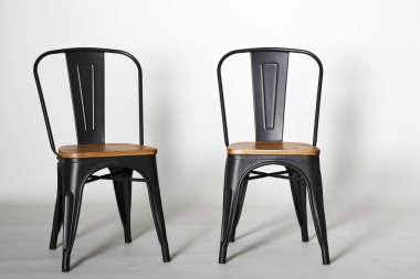 Gri arka plan, şık anlayışı üzerinde iki vintage siyah sandalye