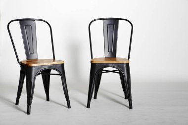 Gri arka plan, şık anlayışı üzerinde iki vintage siyah sandalye