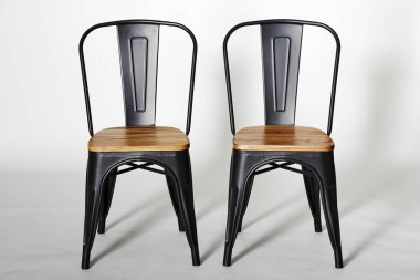 Gri arka plan, şık anlayışı üzerinde iki vintage siyah sandalye