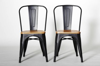 Gri arka plan, şık anlayışı üzerinde iki vintage siyah sandalye