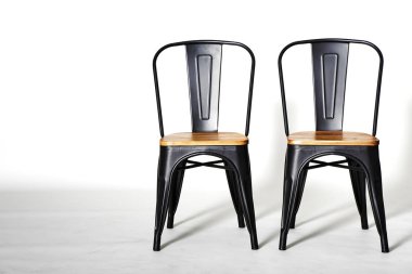 Gri arka plan, şık anlayışı üzerinde iki vintage siyah sandalye