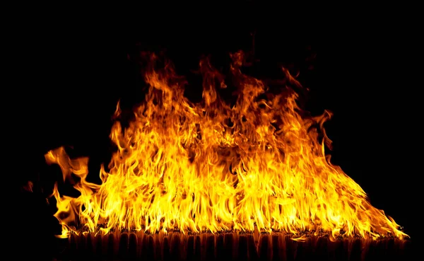 Yangının neden olduğu fırtına doku siyah arka planda uçan ateşten vurdu, kıvılcım