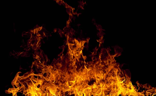 Yangının neden olduğu fırtına doku siyah arka planda uçan ateşten vurdu, kıvılcım