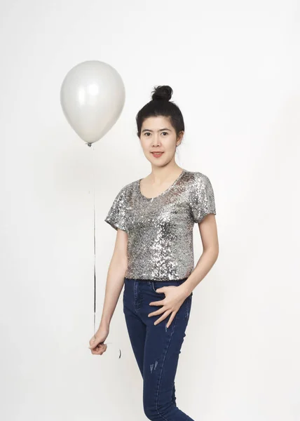 Atraente Elegante Bela Mulher Asiática Com Balões Pastel Fundos Brancos — Fotografia de Stock