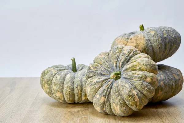 Ahşap tahta üzerinde Tay sebze yeşil kabak