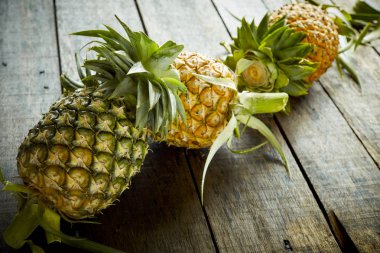 Bir organik olgun ananas bir ahşap masa arka planlar, piyasa üzerinde detay