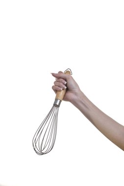 Kadın el çırpma yumurta çırpıcı beyaz arka plan üzerinde izole için tutarak