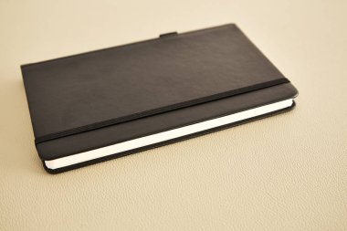 İş ofis aksesuar Not defteri kalem ile tablo deri arka plan üzerinde