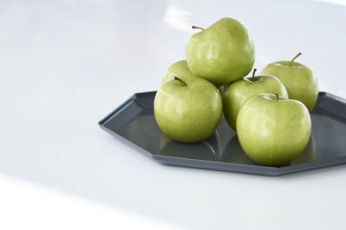 Tablo arka plan üzerinde iç taze elma