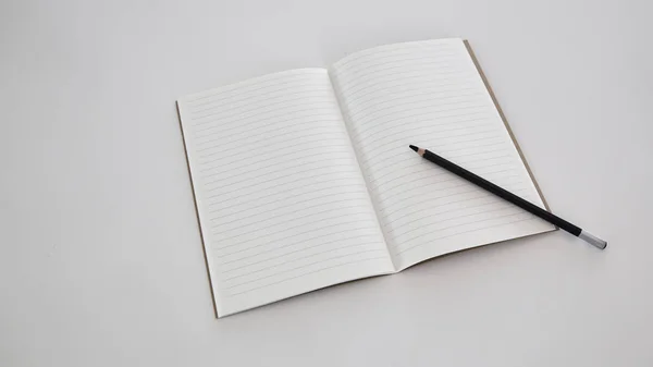 Papel Cuaderno Abierto Blanco Con Lápiz Sobre Fondo Blanco —  Fotos de Stock