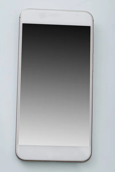 白い背景に分離された空白の画面を持つ携帯電話スタイルのモックアップ — ストック写真