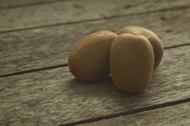 Kivi Beyaz ahşap masa arka plan üzerinde. beceremedim. seçici odak