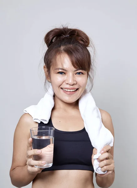 Entrenamiento Asiático Mujer Beber Agua Celebración Blanco Toalla Alrededor Cuello —  Fotos de Stock