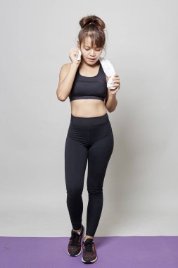 Havlu boynundaki beyaz arka plan üzerinde tutan spor Asya kadın