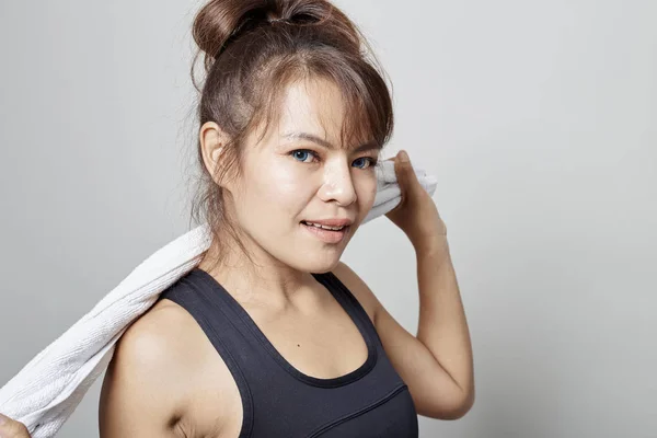 Havlu Boynundaki Beyaz Arka Plan Üzerinde Tutan Spor Asya Kadın — Stok fotoğraf
